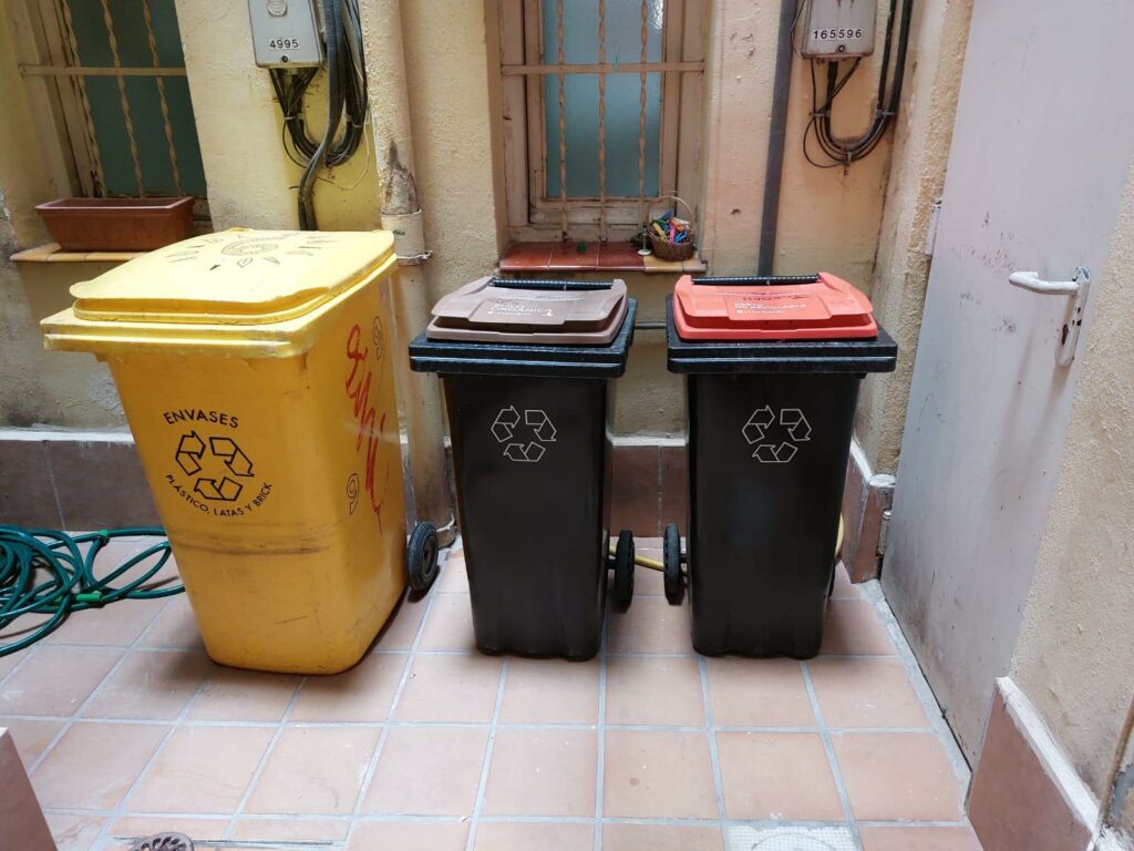 Recogida de Cubos de Basura en Arguelles